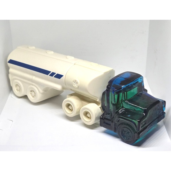 Vtg Avon "Wild Country" After Shave & Talc Big Rig Truck Decanter 3.5floz + 6 oz - Picture 1 of 3